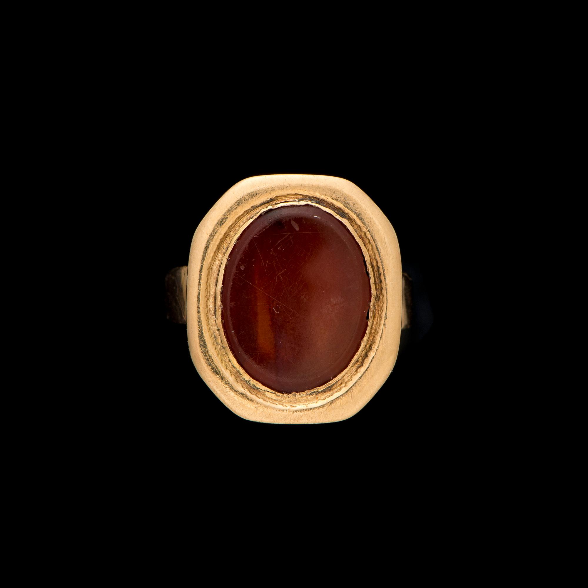 RING, 18K guld, karneol. Vikt ca 3,3 g.