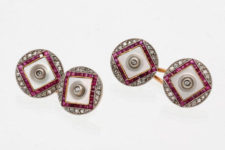 Cufflinks 18K gold, rubies, mother of pearl and rose-cut diamonds, French hallmarks, width approx 1 cm.