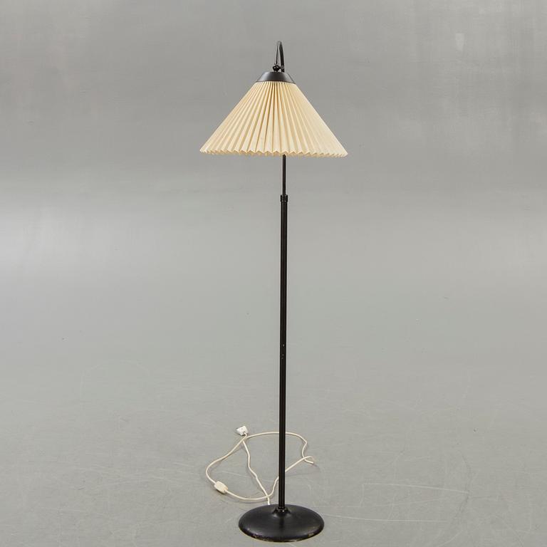 Golvlampa, metall, 1940-tal, le klint skärm.