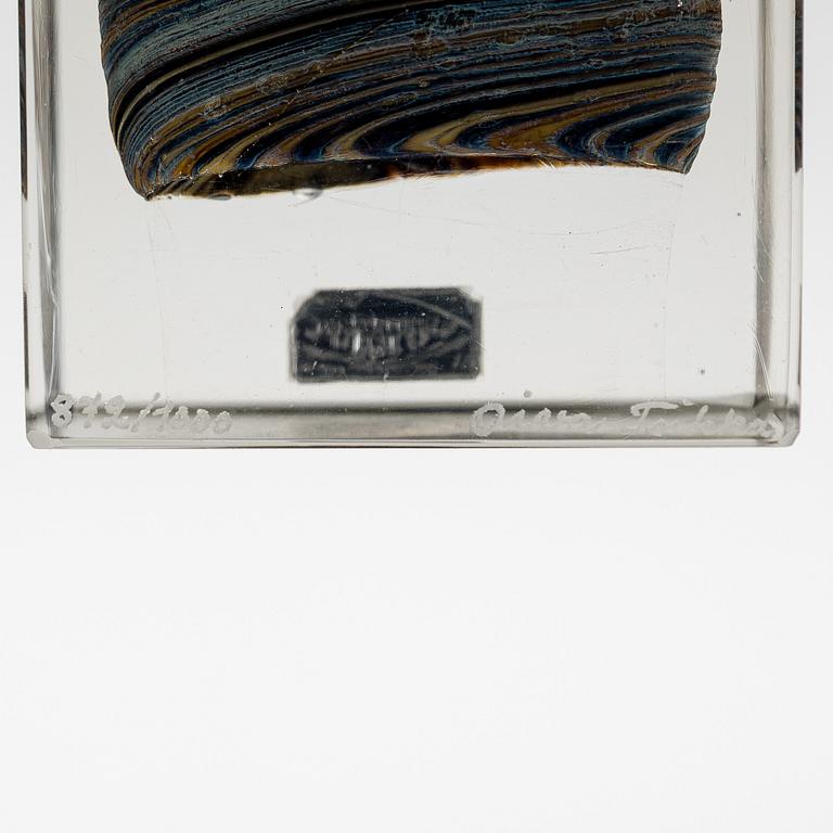 Oiva Toikka, an annual glass cube, signed Oiva Toikka Nuutajärvi 1980 and numbered 872/1000.