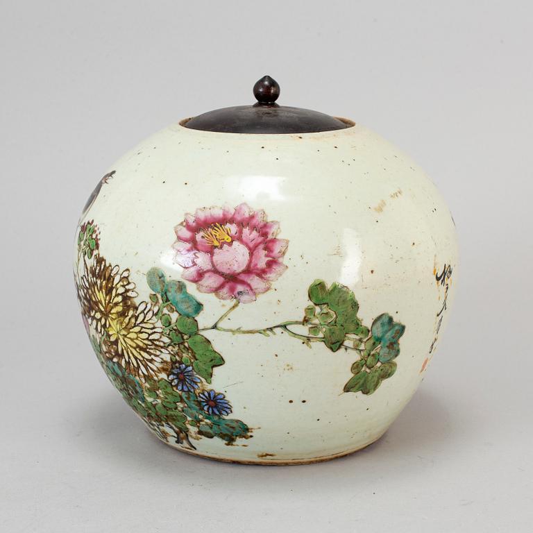 A famille rose porcelain jar, Qing dynasty, 19th century.