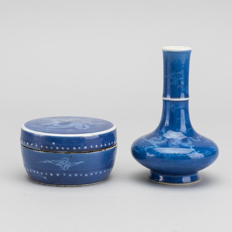 A blue and white box with cover and a vase, Qing dynasty, 17th Century.