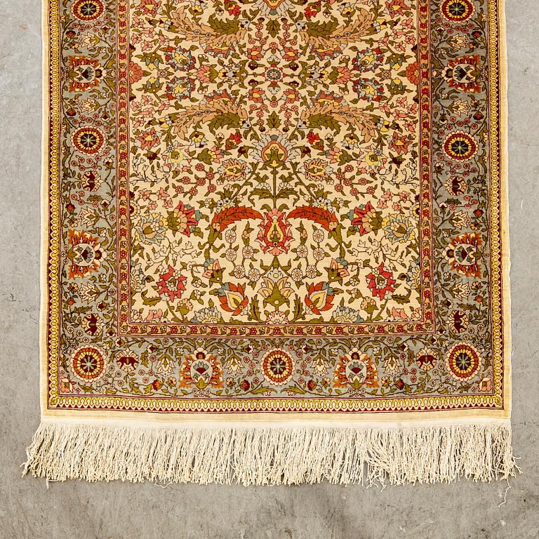 A silk Hereke rug. 120x80 cm.
