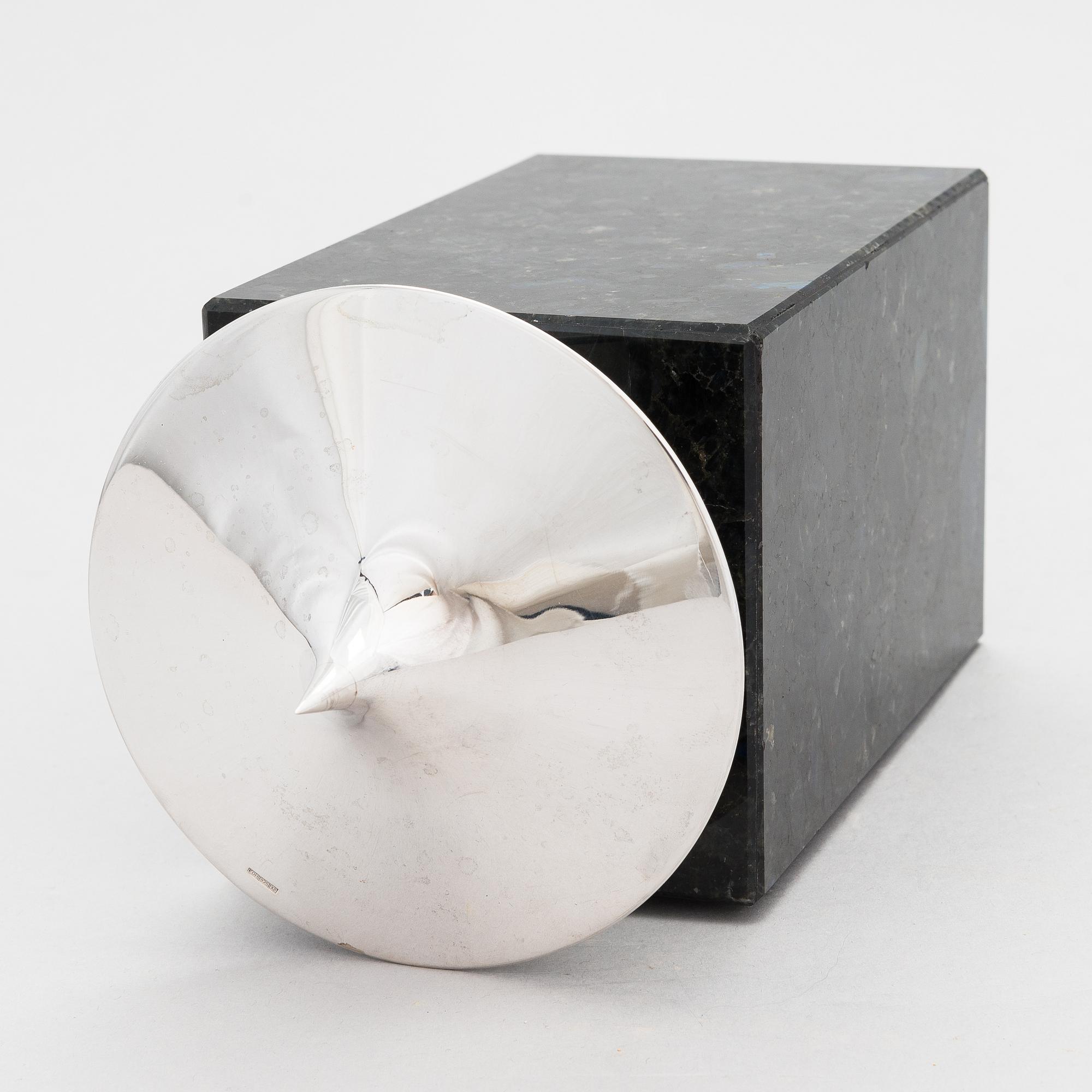 Pekka Piekäinen, veistos, anortosiitti ja hopea, leimattu 1999 Platinoro, Turku.