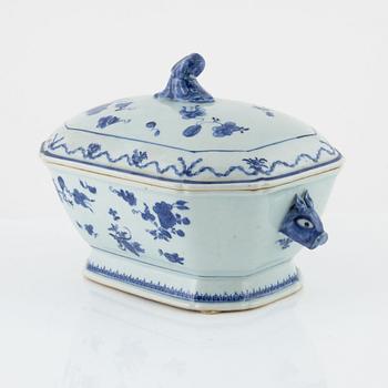 A blue and white export porcelain tureen with cover, Qing dynasty, Qianlong (1736-1795).