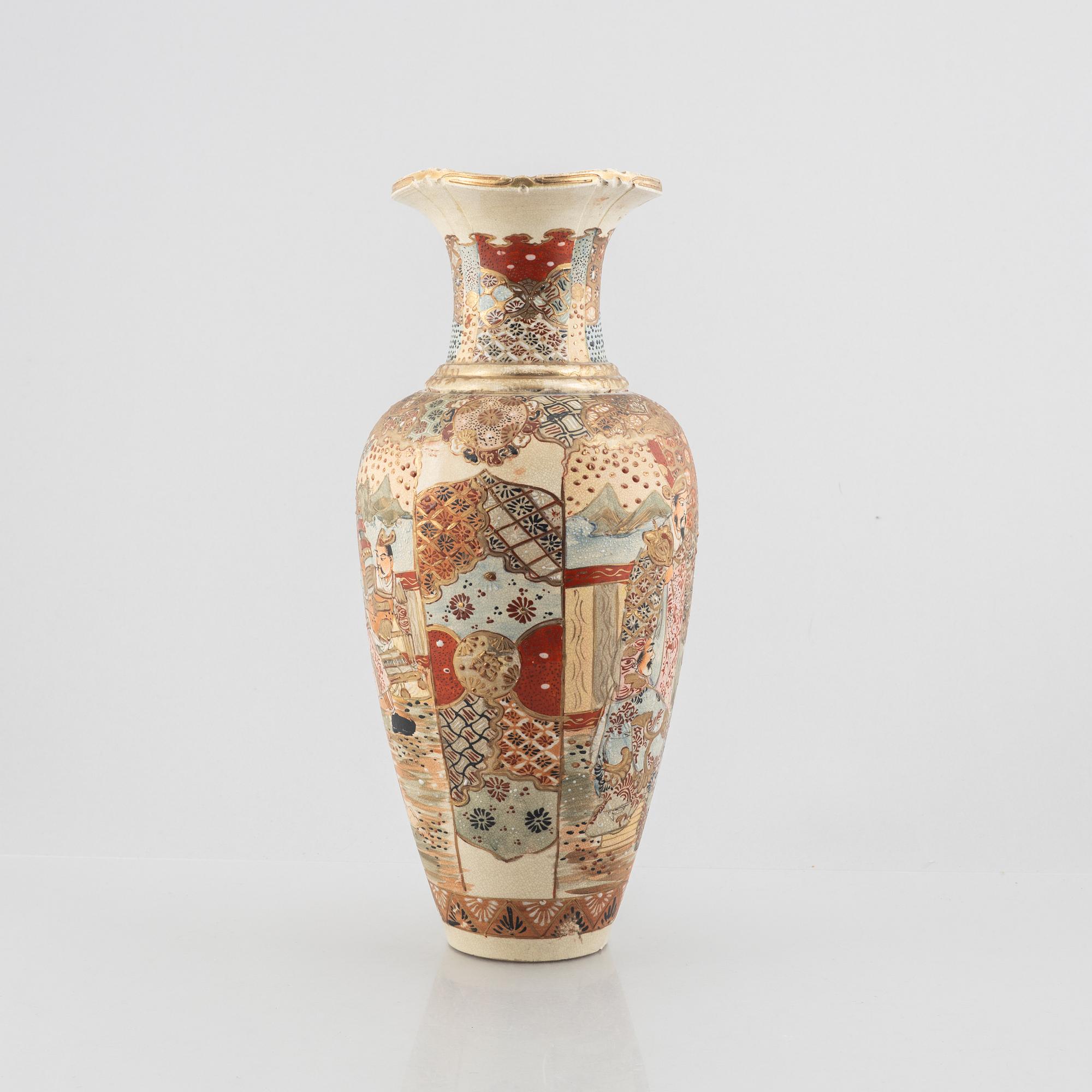 A Satsuma-ware vase, Japan,beginning of the 20th century.
