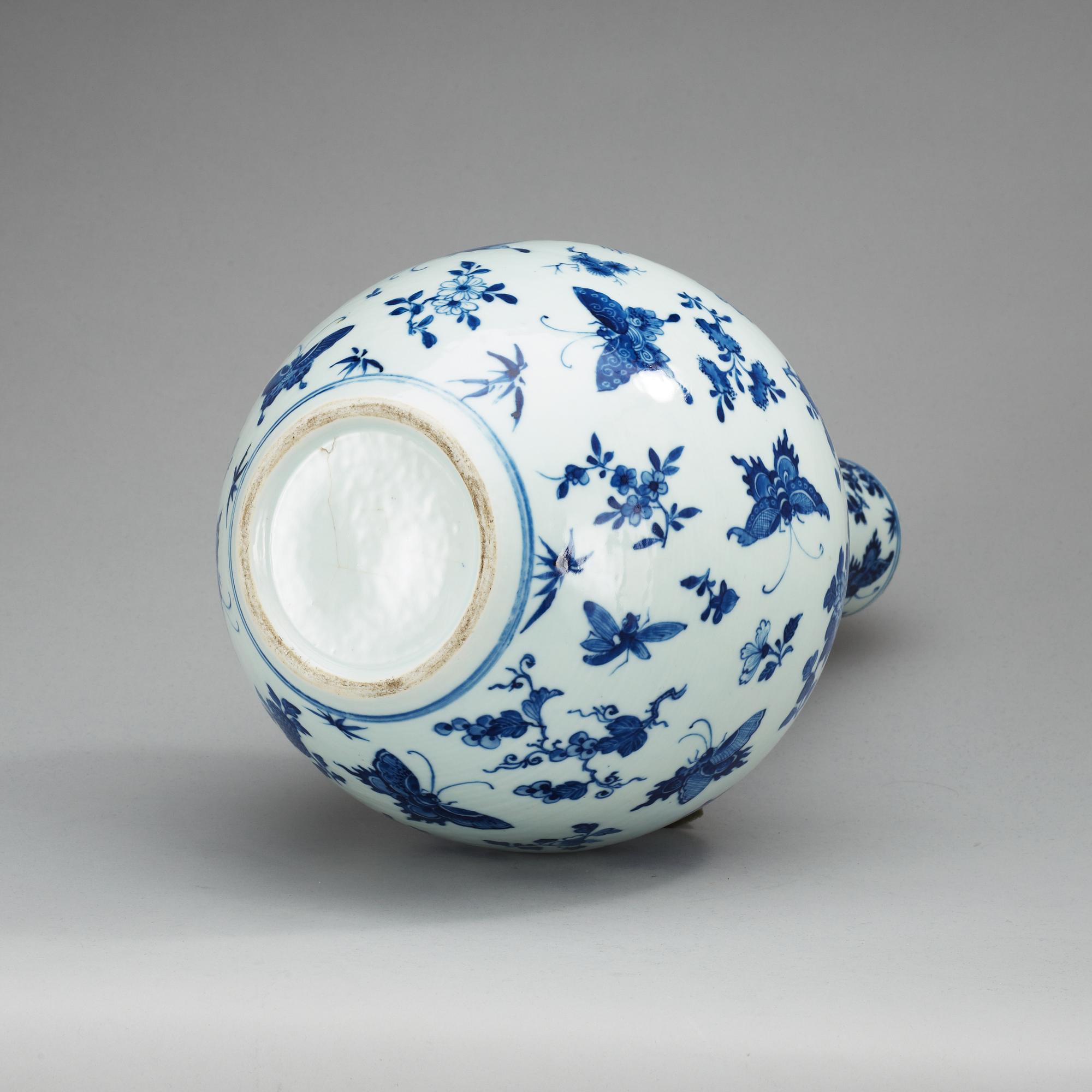VAS, porslin. Qing dynastin, 1800-tal.