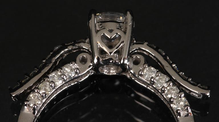 RING, 14 K vitguld samt briljanter.