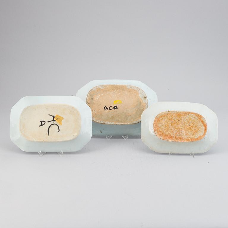 Three blue and white export porcelain serving dishes, Qing dynasty, Qianlong (1736-95).
