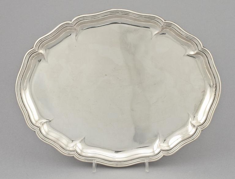 BRICKA, silver, C G Hallberg, Stockholm, 1920. Vikt 455 g.