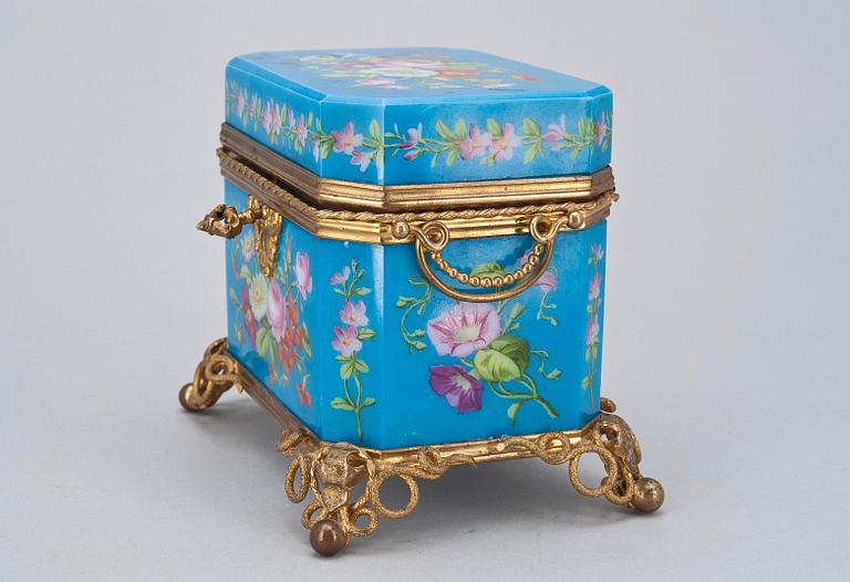 SKRIN samt PARFYMFLAKONGER,  glas samt förgylld mässing, 1800-talets senare hälft.