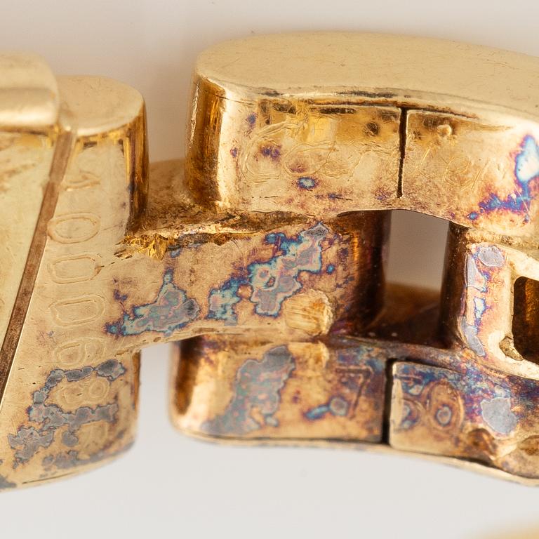 Cartier, earrings, 18K gold set with brilliant-cut diamonds.