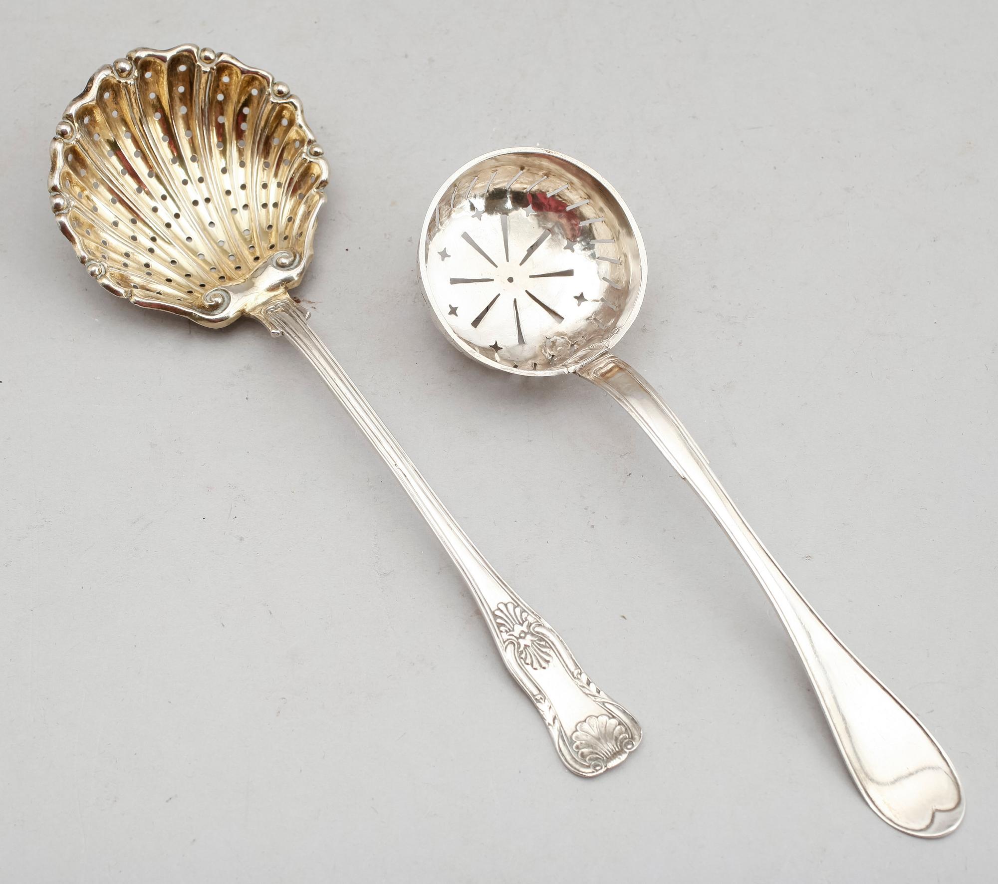 STRÖSKEDAR, 2 st, silver, svenska stämplar, 1800-tal. Vikt ca 89 g.