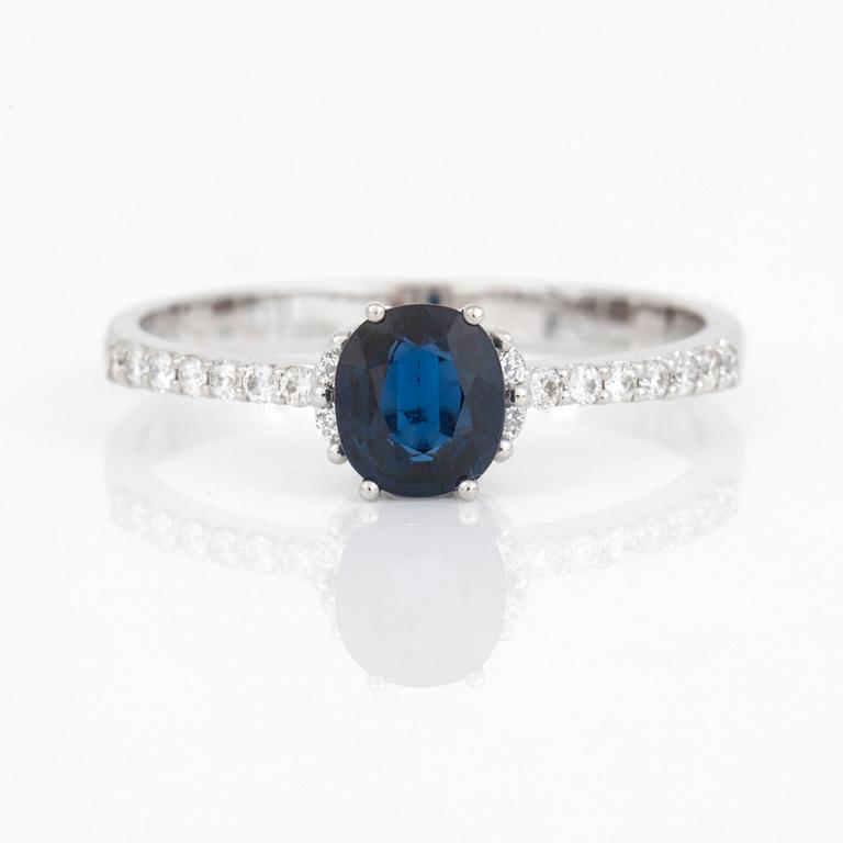 RING, Med fasettslipad safir ca 0.78 ct och diamanter totalt ca 0.15 ct.