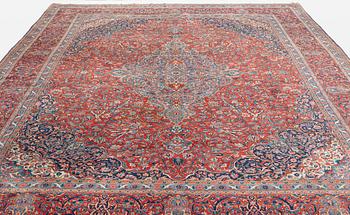 A carpet, semi-antique, Kashan, ca 443,5 x 314,5 cm.
