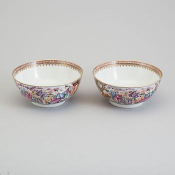 A pair of famille rose 'mandarin' export porcelain bowls, Qing dynasty, Qianlong (1736-95).