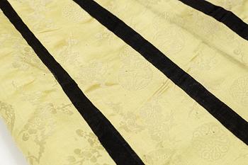 A yellow silk skirt 'Qun', Qing dynasty, 19th century.
