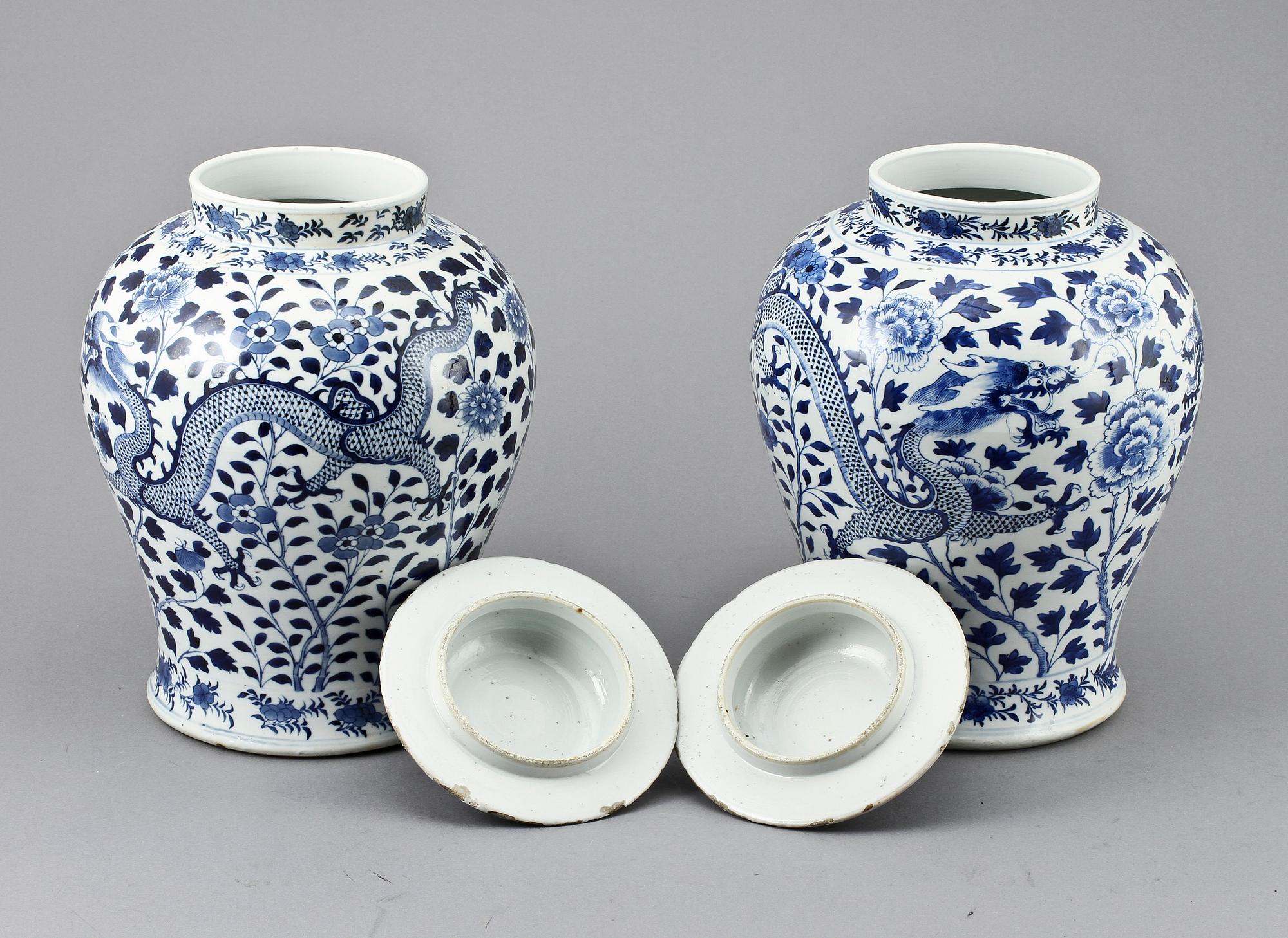 LOCKURNOR, ett par, porslin, Kina, Kangxi-stil, sent 1800-tal.