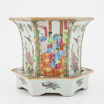 A famille rose Canton flower pot with stand, Qingdynasty, 19th Century.