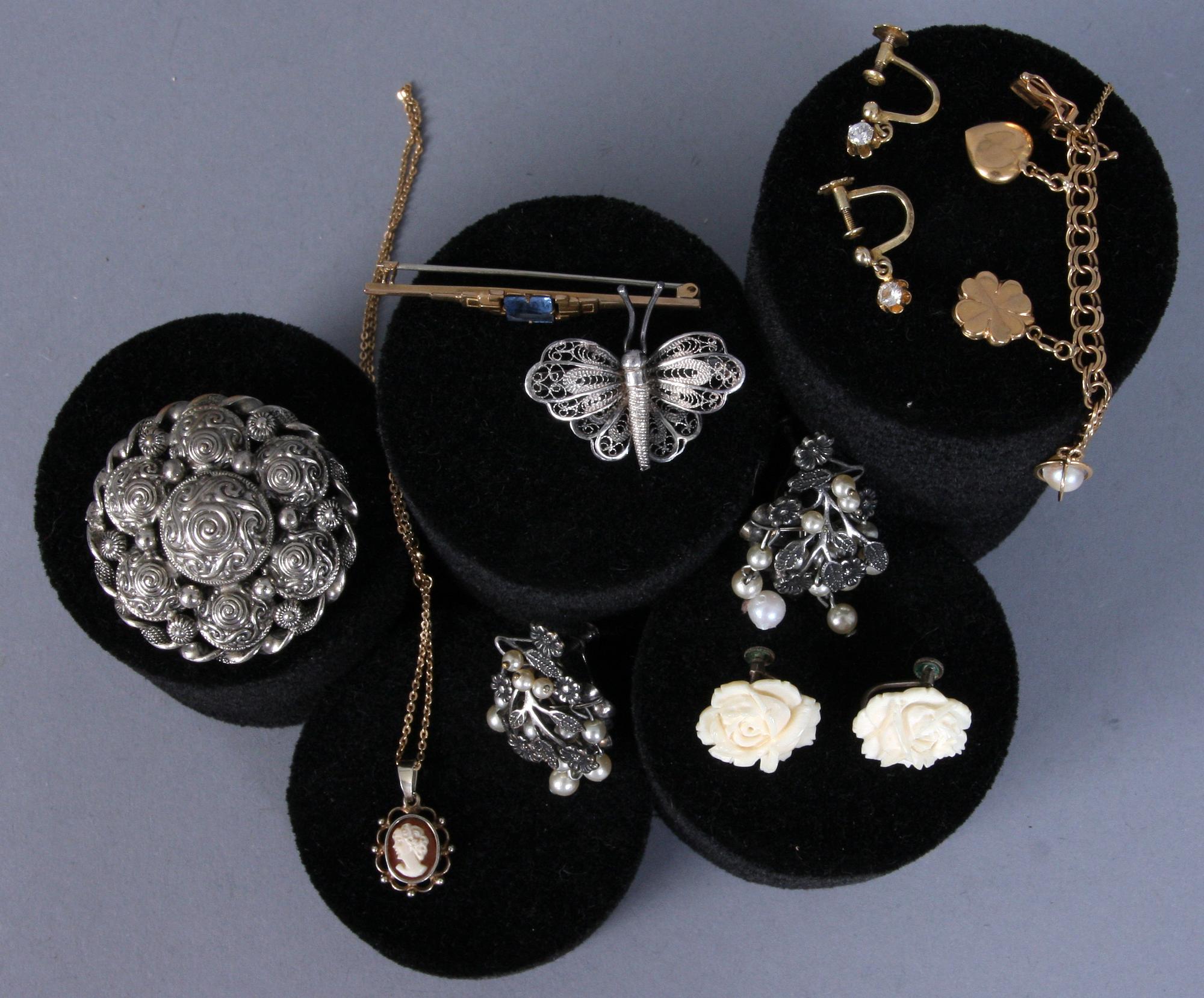 PARTI BIJOUTERIER, 9 delar, bl a guld, 18 K.