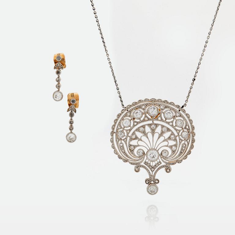 A PENDANT AND A PAIR OF EARRINGS.