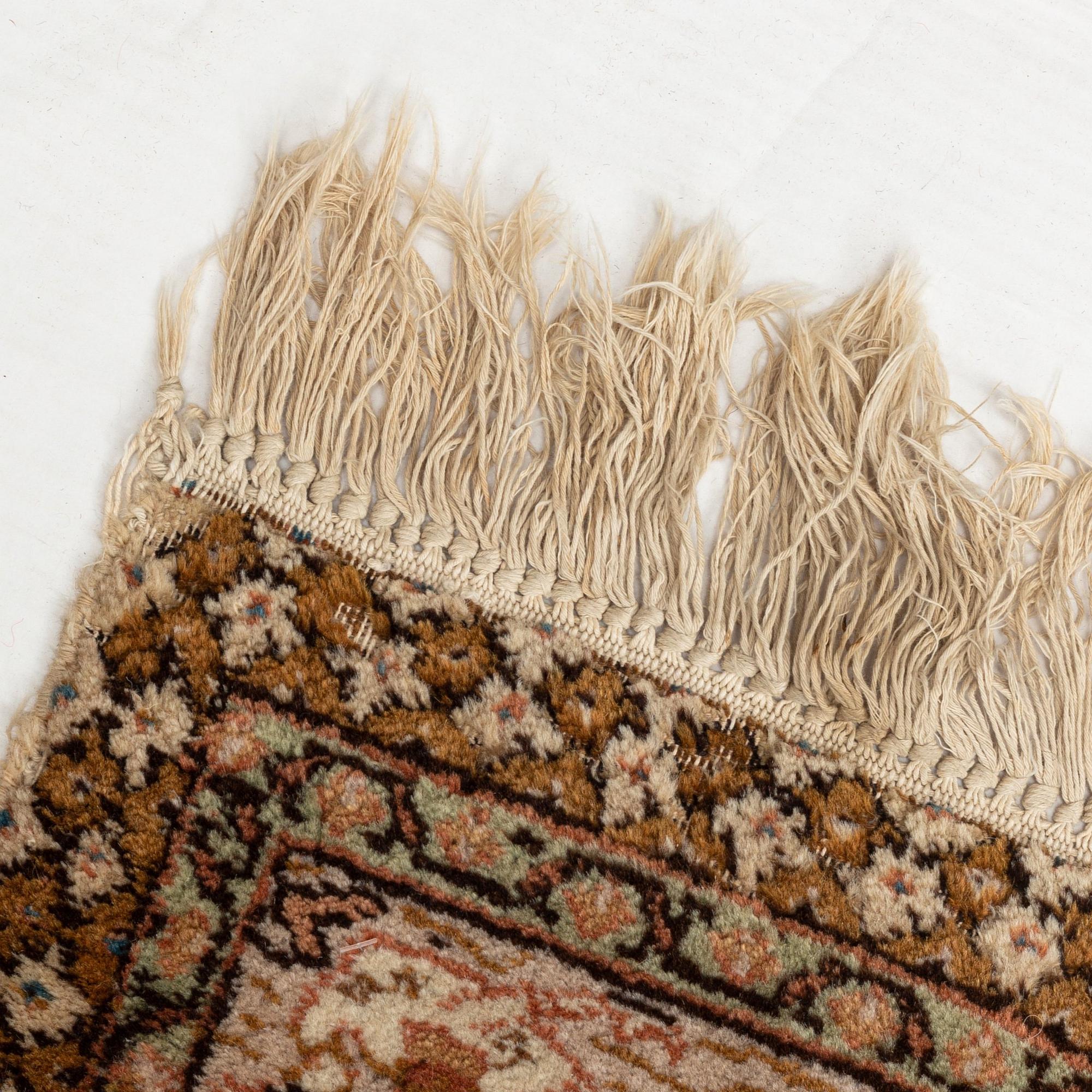 A carpet, semi-antique, Tabriz, ca 509,5 x 334,5 cm.