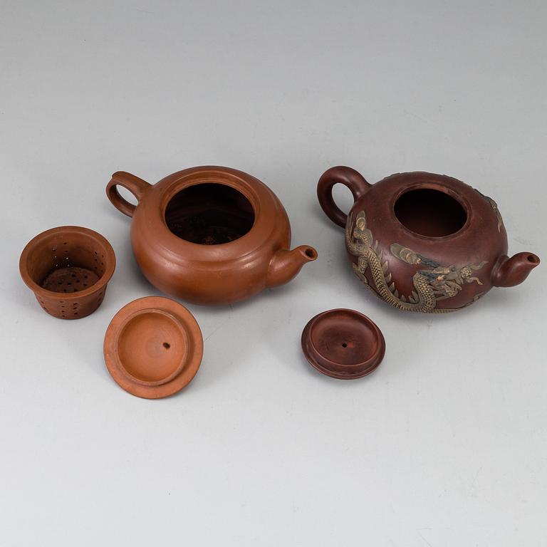 TEKANNOR, två stycken, yixinggods. Kina, 1900-tal.