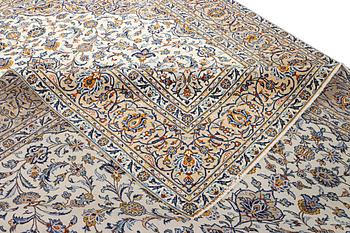 A Kashan carpet, c. 392 x 290 cm.