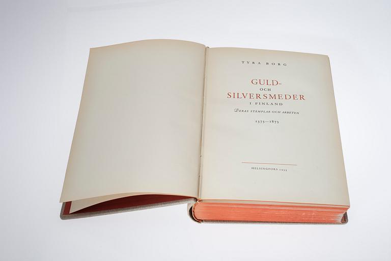 BOK, Tyra Borg, Guld- och silversmeder i Finland 1373-1873.
F. Tilgmann, Helsingfors 1935. Numrerat exemplar 276/500.