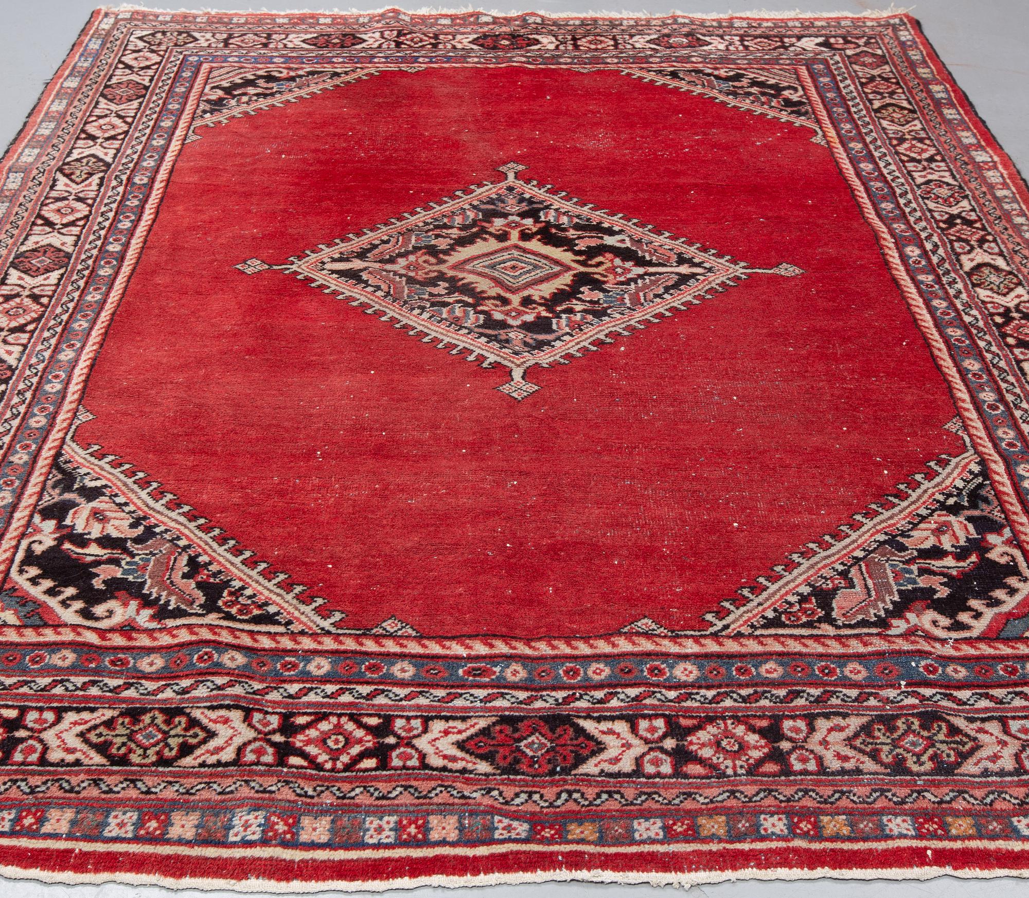 A carpet, semi-antique Mahal, ca 298 x 228 cm.