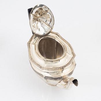 Barker Brothers (Herbert Edward Barker & Frank Ernest Barker), a silver teapot, creamer and sugar bowl, Chester 1924.