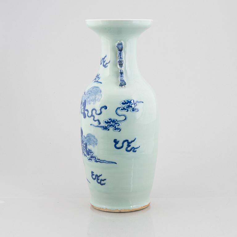 A Chinese porcelain vase, Qing dynasty, 19th Century.