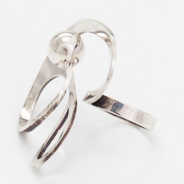 Paula Häiväoja, ring "Muutoksen Pyörteissä", sterlingsilver, Kalevala Koru 2009.