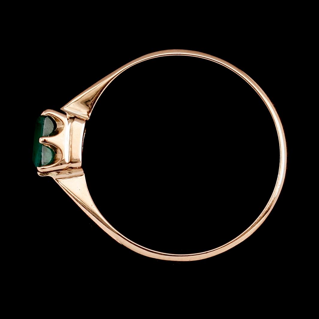 RING, 14 k guld, grön sten. Total vikt ca 2 g.