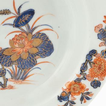 A pair of Imari porcelain soup plates, China, Qinalong (1736-95).