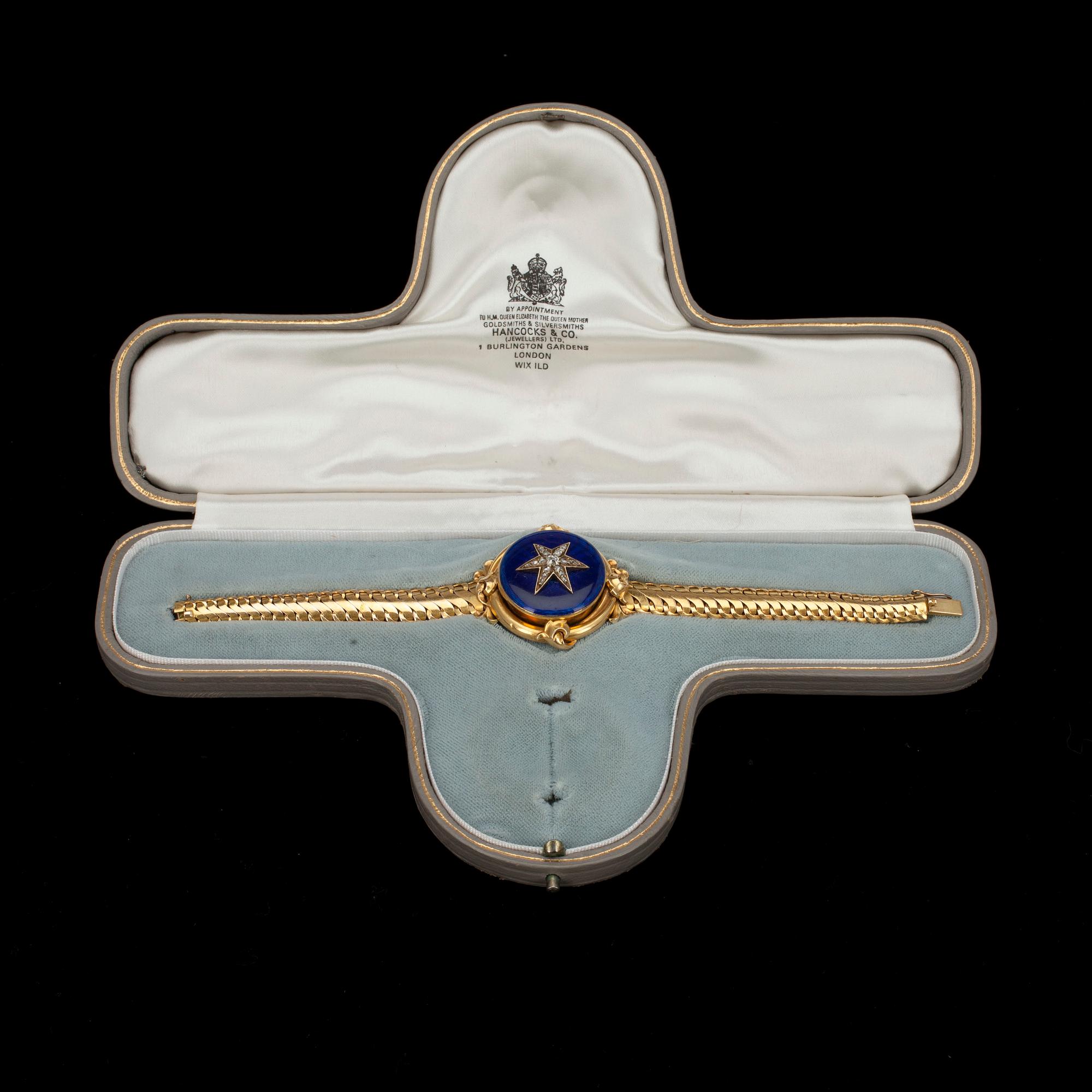 RANNEKORU, vanha- ja ruusuhiontaisia timantteja n. 0.40 ct, emalia. Englanti 1800-luvun loppu. Paino 40 g.