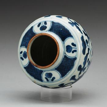 A blue and white Transitional jar, 17th Century.