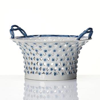 A blue and white Chinese Export chesnut basket with cover, Qing dynastin, Qianlong (1736-95).