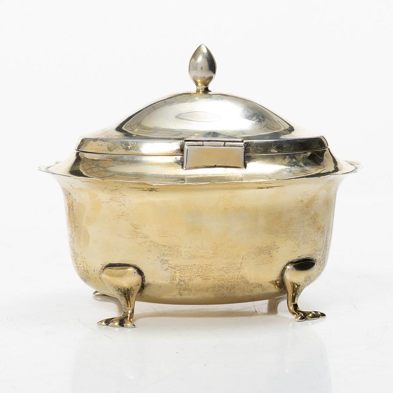 Arthur & John Zimmerman, skrin med lock, förgyllt silver, Birmingham, England 1910.