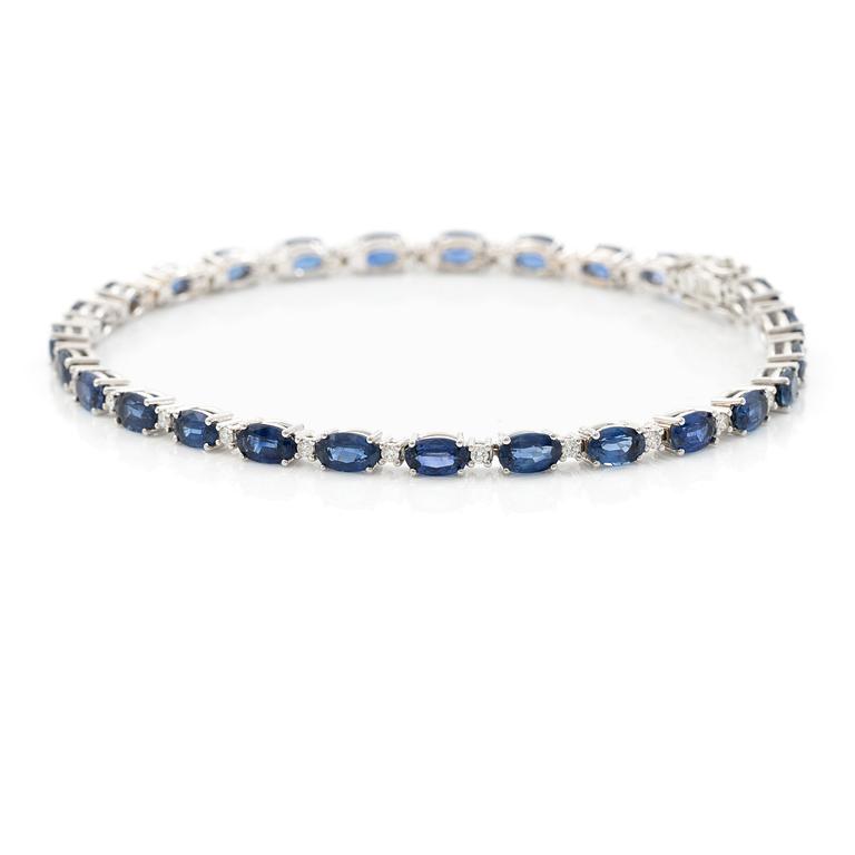 Bracelet 18K white gold with step-cut sapphires and round brilliant-cut diamonds.