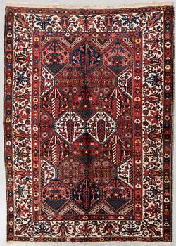 Carpet, Bakhtiari, 308 x 218 cm.