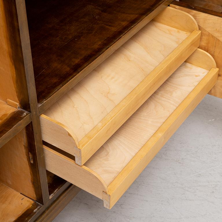 Vitrinskåp, 1900-talets första hälft.