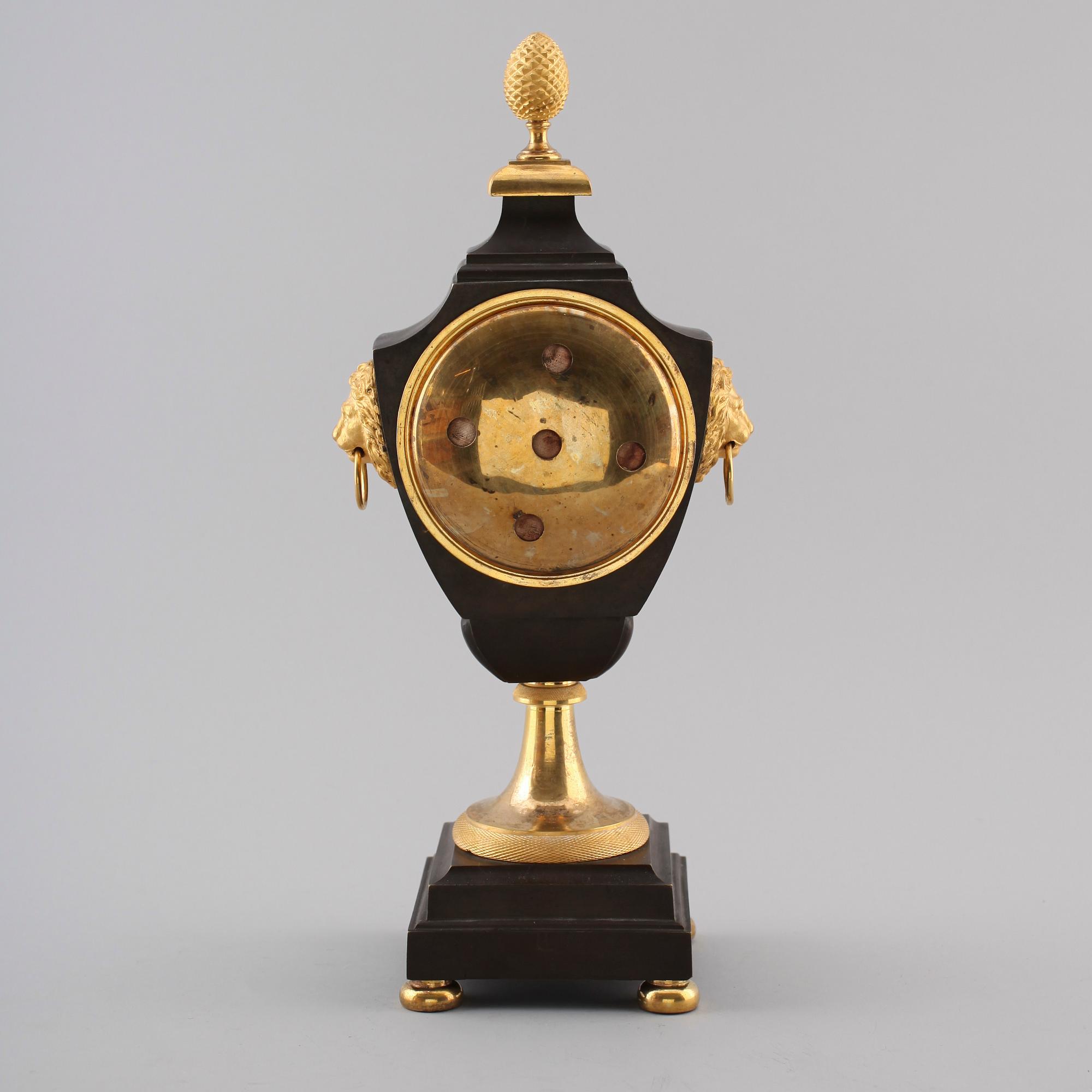 BORDSPENDYL, empire, förgylld och patinerad brons, Barbieri à Paris, 1800-talets första hälft.