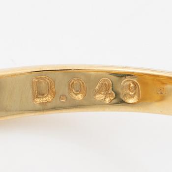 18K gold ring with a cultured pearl and small brilliant-cut diamonds.