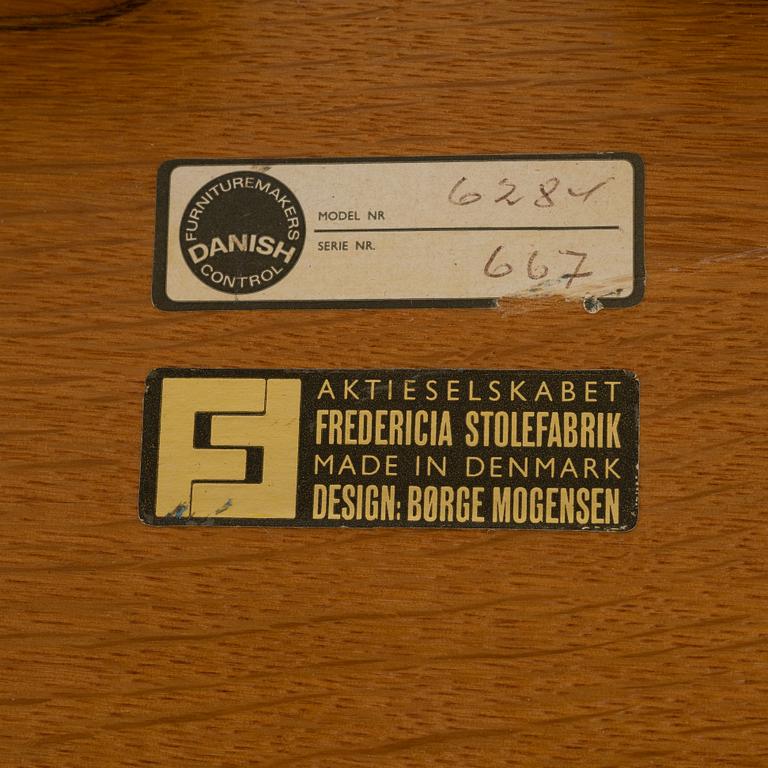 Børge Mogensen, a model 6284 oak dining table, Fredericia Stolefabrik, Denmark.