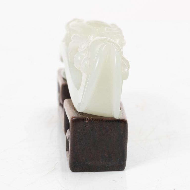 Bälteshake samt amulett och ask, nefrit och sten, Qingdynastin.