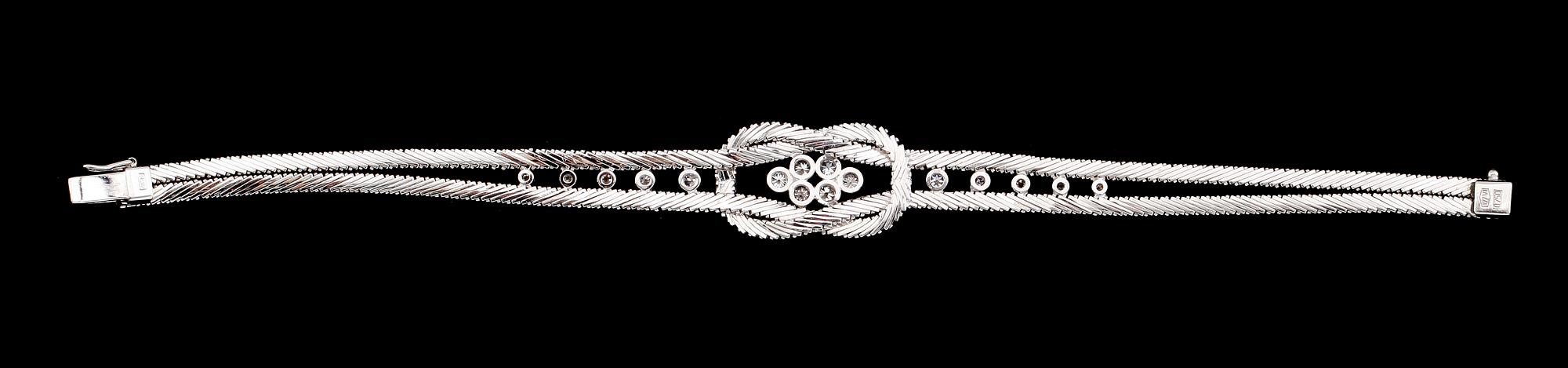 ARMBAND, 18 k vitguld med briljantslipade diamanter. Vikt ca 26 gram.