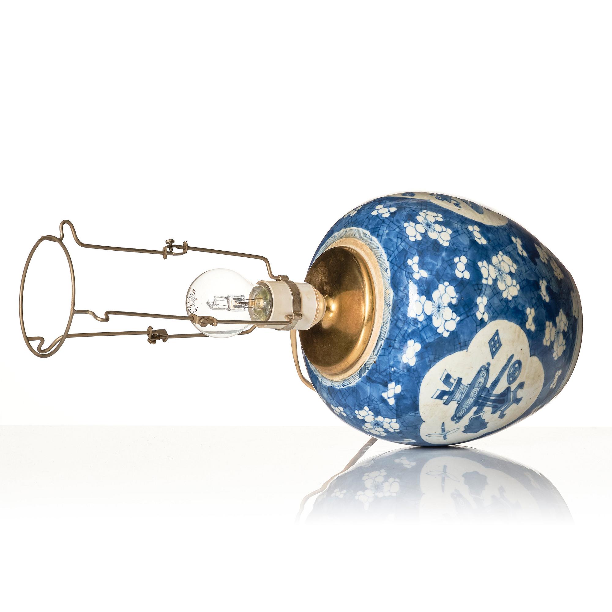 A blue and white jar mounted as a lamp, Qing dynasty, 18th Century.
