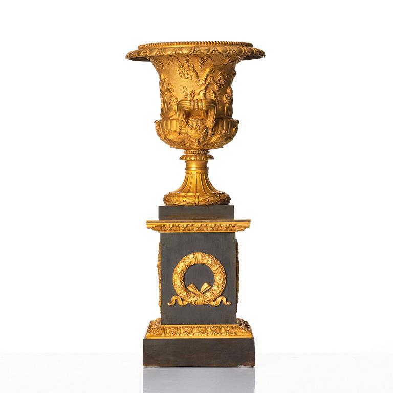 A French Empire gilded and patinated bronz urn, early 19th century.