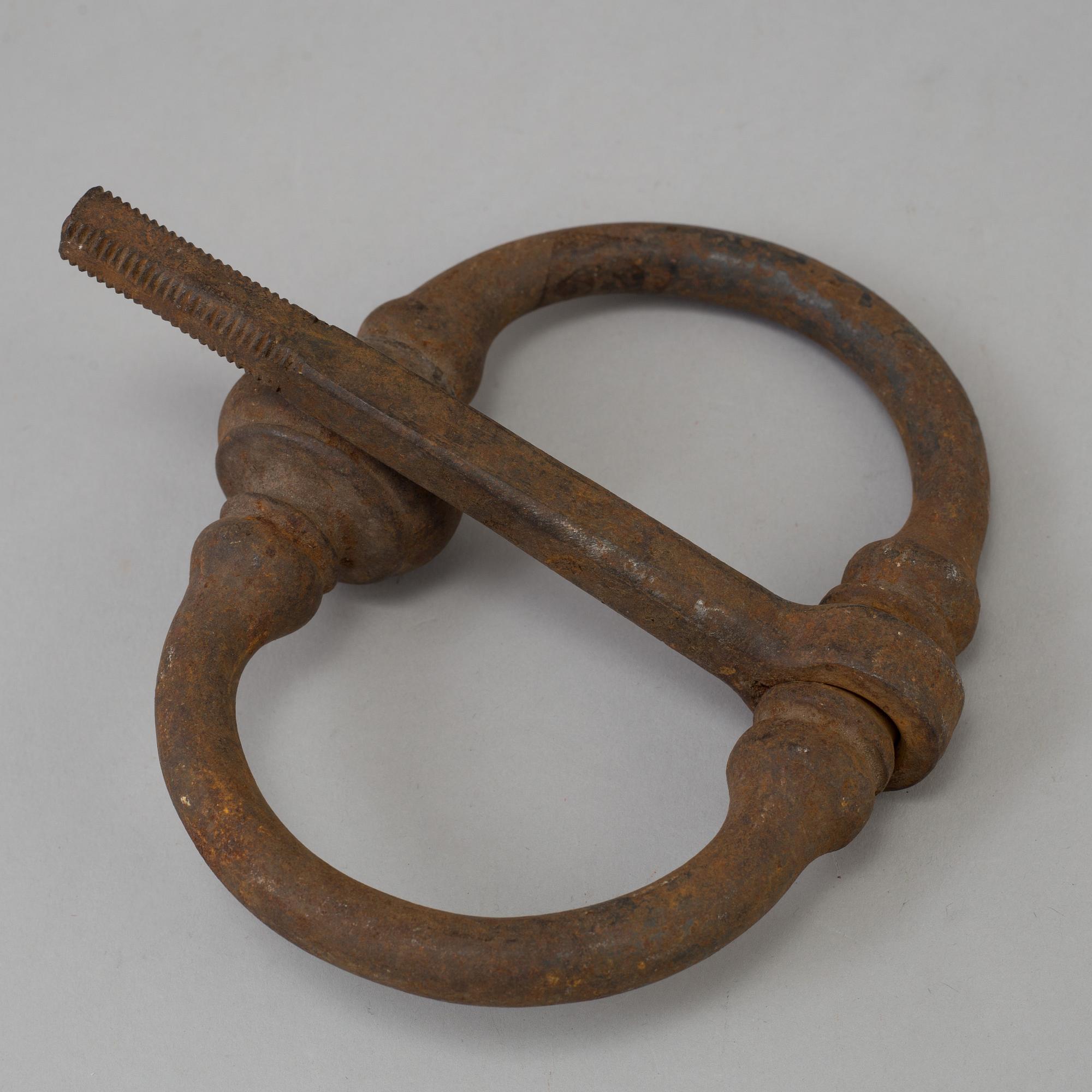 A 17TH CENTURY CAST IRON DOOR KNOCKER.